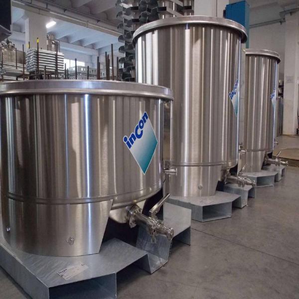 Нержавеющая емкость на металлической паллете